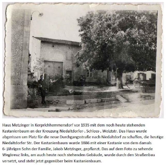 Im Hintergrund das Haus Metzinger vor 1935, fiel der neu angelegten Niedaltdorfer Straße zum Opfer. Das Wegekreuz auf der linken Seite wurde nach rechts unter den Baum versetzt. Das Haus links steht heute noch.